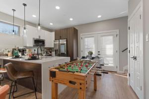 A La mode 2BD Townhouse 7TH St walkable