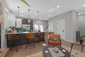 A La mode 2BD Townhouse 7TH St walkable