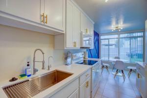 Uptown 1 bedroom with pool