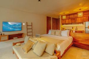 Muunek by Land Boutique