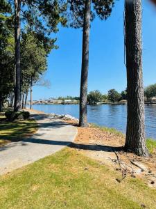 Riverwalk Gem, Peaceful Beach and Golf Getaway