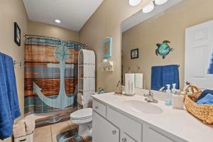 Riverwalk Gem, Peaceful Beach and Golf Getaway