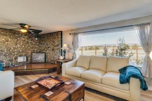 7 Mi to Dakota Hot Springs Penrose Group Getaway!