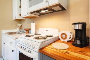 Bungalow on Outer Dr