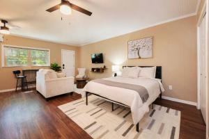 Bungalow on Outer Dr