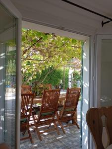 Bas de villa , coin détente extérieur et parking