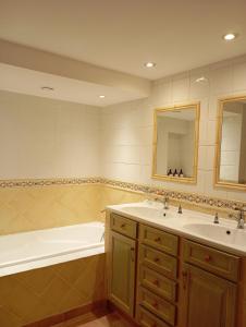 Bas de villa , coin détente extérieur et parking