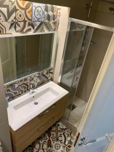 2 beds-2 full baths,AC, lift-balcony, parking