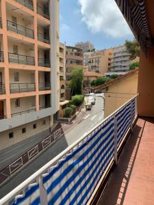 2 beds-2 full baths,AC, lift-balcony, parking