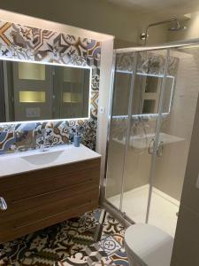 2 beds-2 full baths,AC, lift-balcony, parking