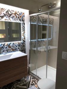 2 beds-2 full baths,AC, lift-balcony, parking