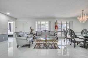 Convenient World Cup HQ 3 Mi to Hard Rock Stadium!