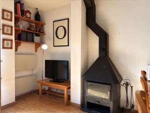 Chimenea en invierno, piscina en verano - Herbasabina 3