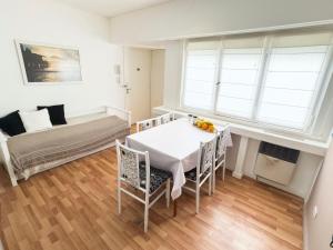 NUEVO dos ambientes a UNA cuadra del mar sobre AV COLÓN