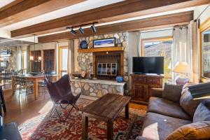 Mountain Views From This Plaza Condo - Sleeps 6 Condo