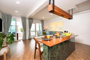 Beachfront Pool Deluxe Livingroom,Kitchen&BBQ