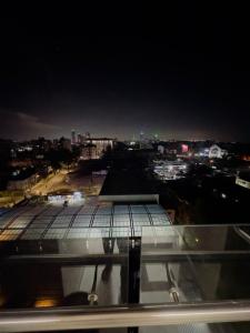 Cosy One Bedroom Flat and Study Room with City Views