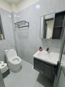 Cosy One Bedroom Flat and Study Room with City Views