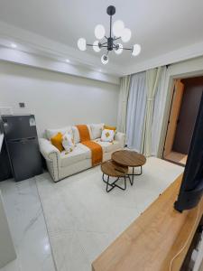 Cosy One Bedroom Flat and Study Room with City Views