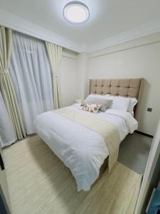 Cosy One Bedroom Flat and Study Room with City Views