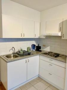 Relaxed coastal stay - steps from beach & center