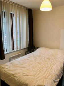 Relaxed coastal stay - steps from beach & center