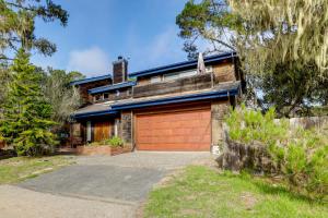 Walk to Trails! Small-Town Hideaway in Cambria