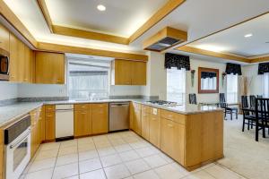 Walk to Trails! Small-Town Hideaway in Cambria