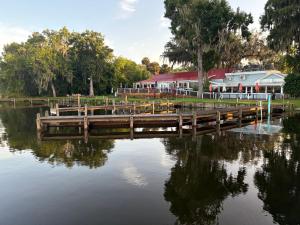 Porkys Lodge, Bar & Grill