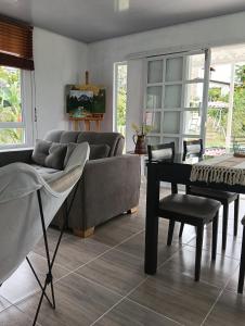 Encantador refugio enclavado en las montañas