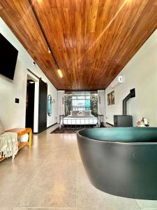 Vista espetacular, piscina e banheira no quarto!