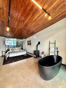 Vista espetacular, piscina e banheira no quarto!