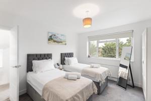 Modern 4-Bed Home Perfect for Groups in London