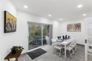 Modern 4-Bed Home Perfect for Groups in London