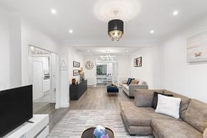 Modern 4-Bed Home Perfect for Groups in London