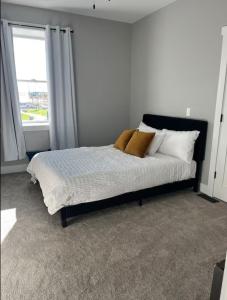 The Skylight Retreat - Private 3BR Home in Saint Paul