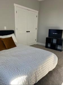 The Skylight Retreat - Private 3BR Home in Saint Paul