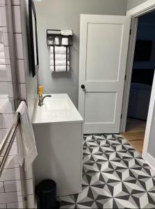 The Skylight Retreat - Private 3BR Home in Saint Paul