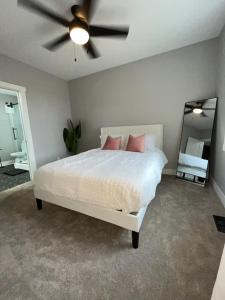 The Skylight Retreat - Private 3BR Home in Saint Paul