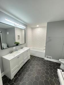 The Skylight Retreat - Private 3BR Home in Saint Paul