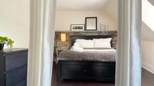 KingstonStays Spacious Historic Downtown Stablemans House Loft