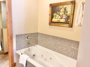 Cozy Family Zermatt King Villa with Kitchen Near Park City & Deer Valley Ski Resorts - 1085