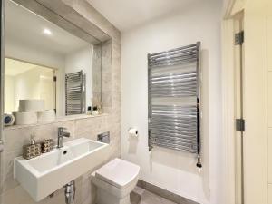 Modern and Spacious 3BR Flat W Balcony - Sleep 12