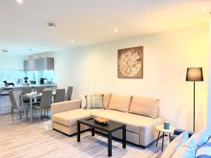 Modern and Spacious 3BR Flat W Balcony - Sleep 12