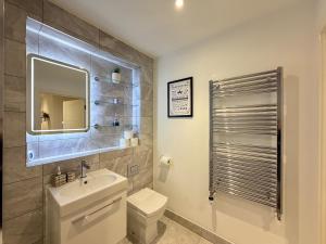 Modern and Spacious 3BR Flat W Balcony - Sleep 12