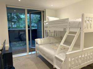 Modern and Spacious 3BR Flat W Balcony - Sleep 12