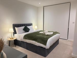 Modern and Spacious 3BR Flat W Balcony - Sleep 12