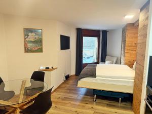 Bijou, Holz, zentral, mit Garage und Pool -CB102-B