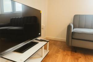Contemporary 2 Bedroom Flat with Great Location in Salford