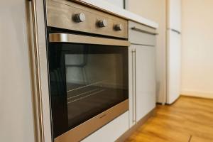 Contemporary 2 Bedroom Flat with Great Location in Salford